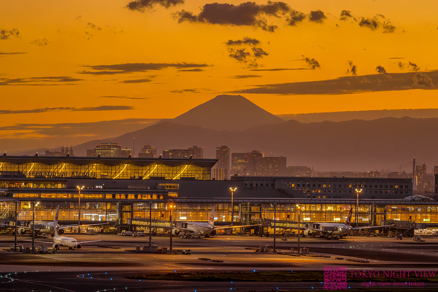 羽田空港第一ターミナルからの富士山夕景