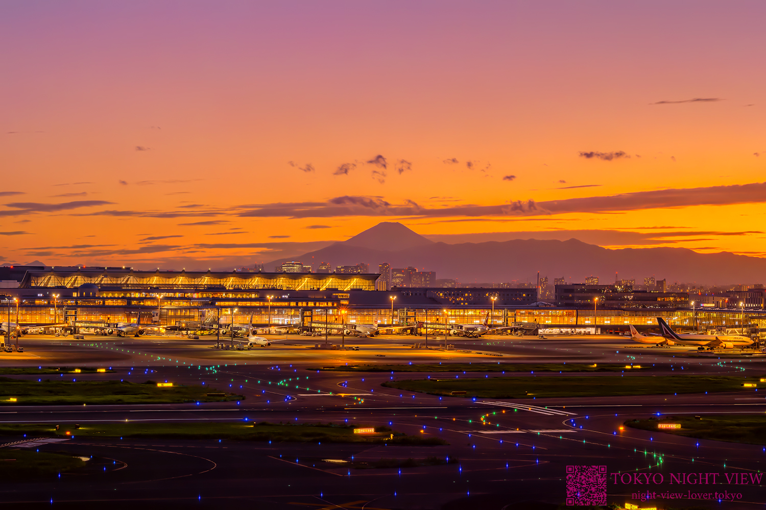 羽田空港第1ターミナル展望デッキから見る富士山夕景
