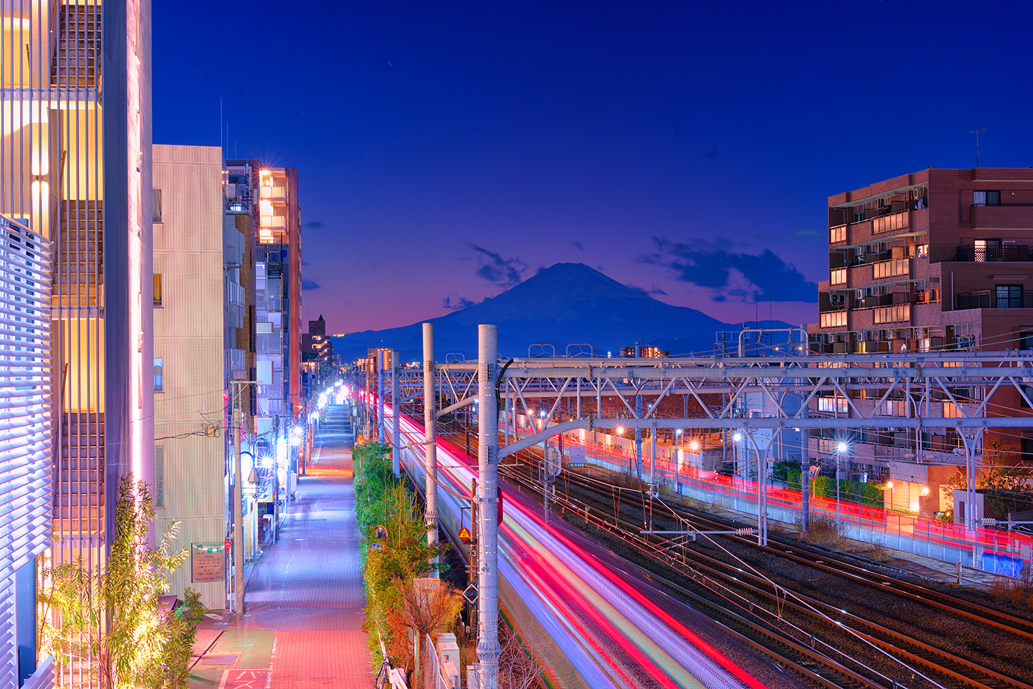 辻堂駅から夕暮れの富士山を撮る